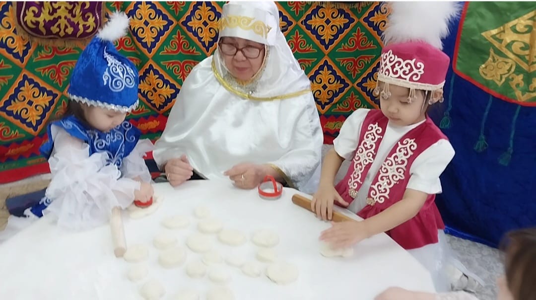 "Біртұтас тәрбие "іске асыру жоспары аясында ұлттық құндылықты дәріптеу "ұлттық тағам"бауырсақ пісіру